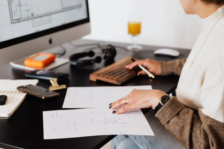 Vrouw geeft advies