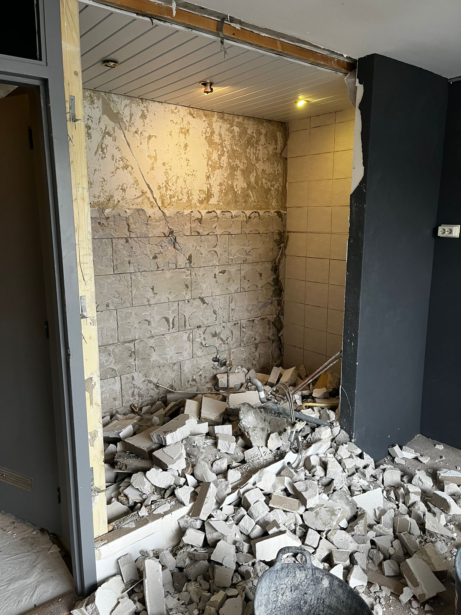 Tussenmuur gesloopt