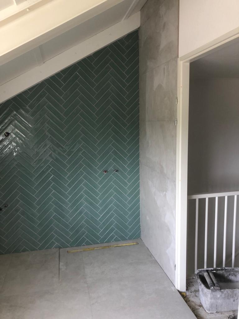 Visgraat muur betegeld